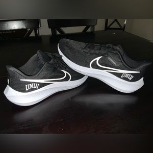 Nike air zoom Pegasus 39 black and white. UNLV edition